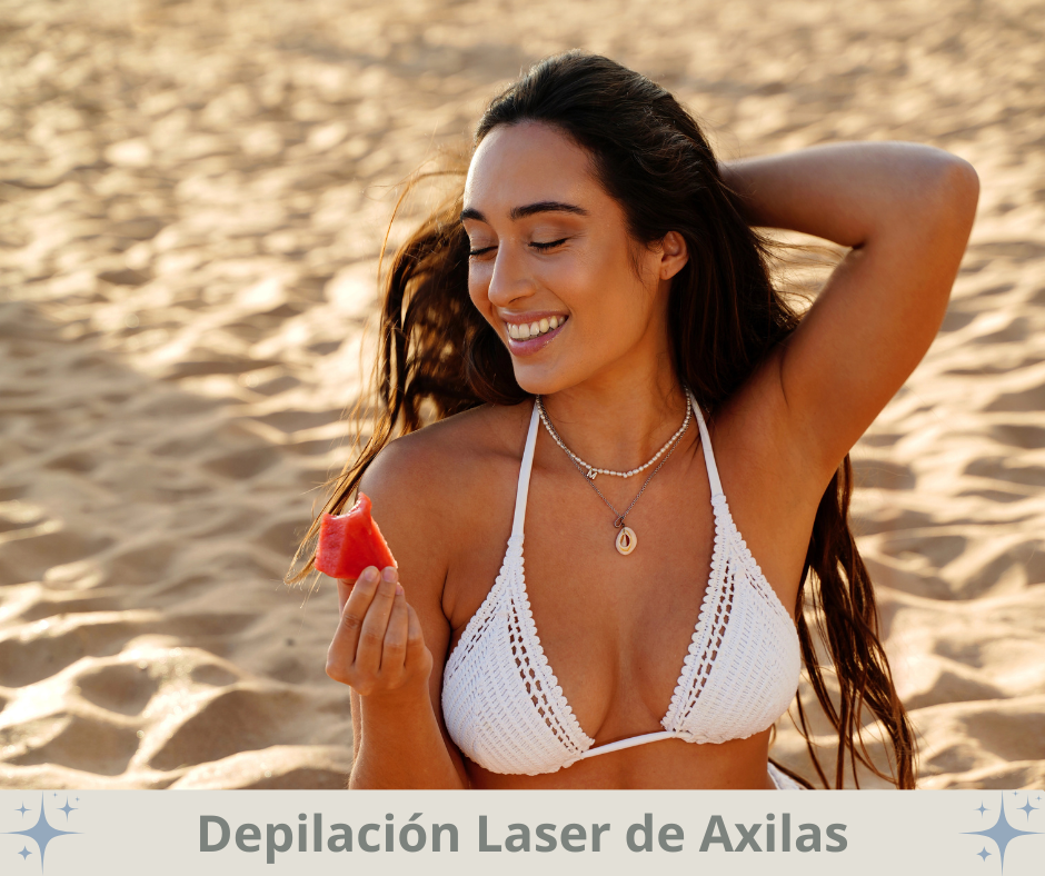 Mujer disfrutando en la playa tras tratamiento de depilación láser de axilas