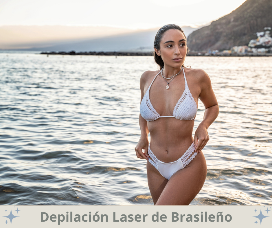 Mujer caminando en la playa después de depilación láser de brasileño