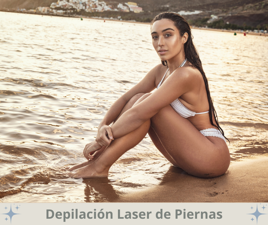 Mujer sentada en la playa mostrando piernas suaves tras depilación láser